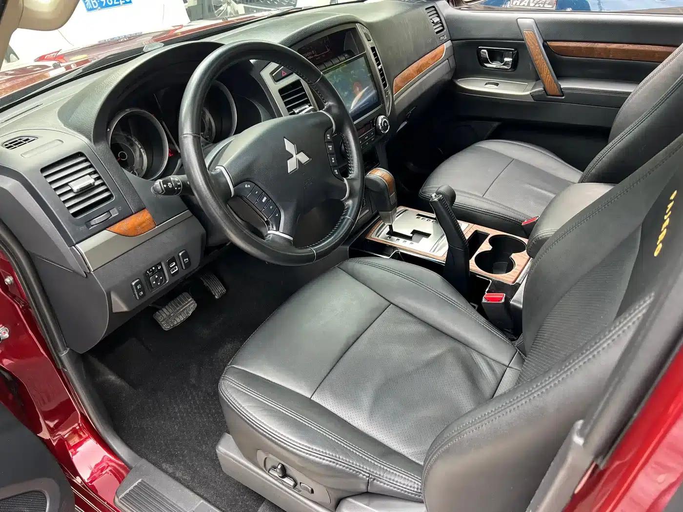 2020 Pajero Imported 3.0L Automatic Standard Edition — миниатюра 9