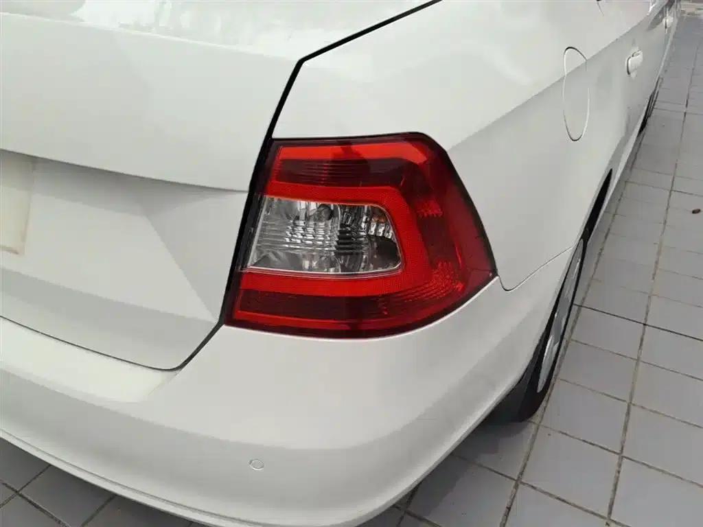 Rapid 2016 1.6L Manual Comfort Edition — миниатюра 8