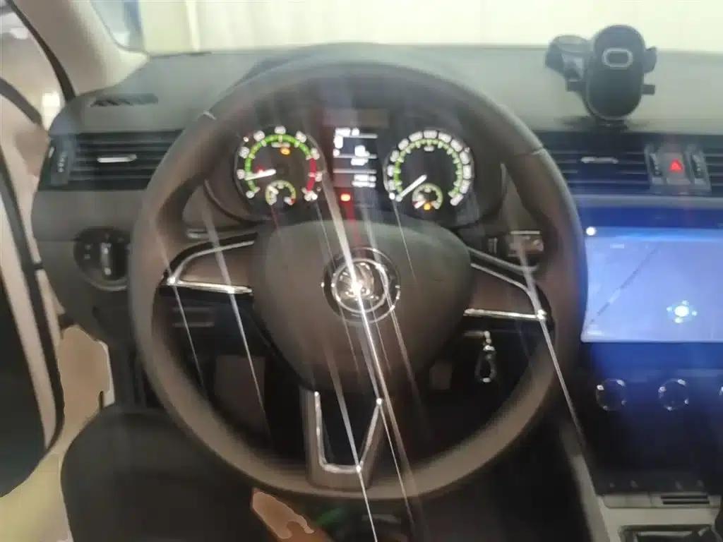 Rapid 2020 1.5L Manual Standard Edition — миниатюра 11