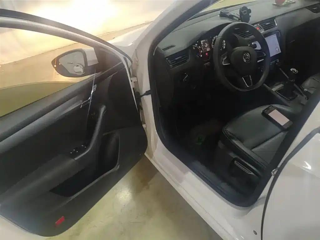 Rapid 2020 1.5L Manual Standard Edition — миниатюра 16