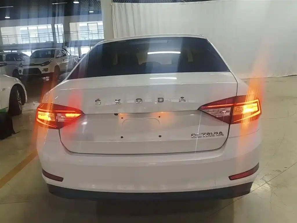 Rapid 2020 1.5L Manual Standard Edition — миниатюра 6