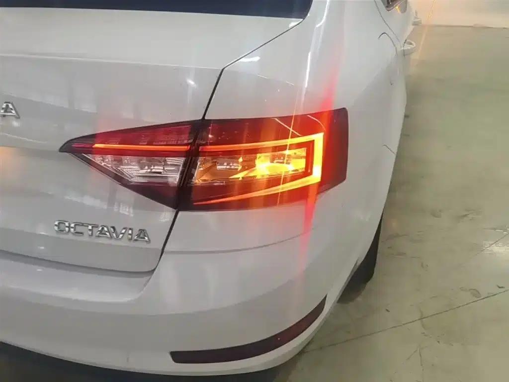 Rapid 2020 1.5L Manual Standard Edition — миниатюра 8
