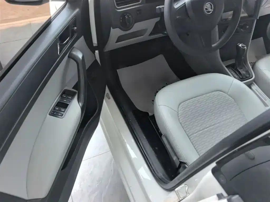 Rapid 2016 1.6L Automatic Comfort Edition — миниатюра 16