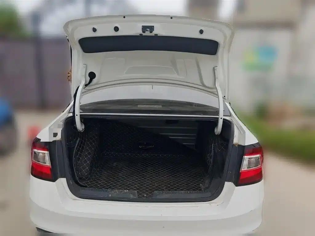 Rapid 2018 1.6L Manual Standard Edition — миниатюра 10