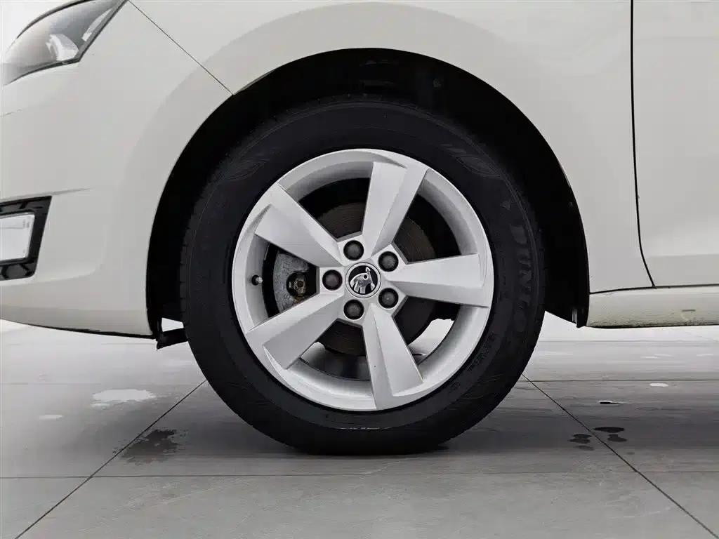 Rapid Spaceback 2016 Facelift 1.6L Manual Comfort Edition — миниатюра 17