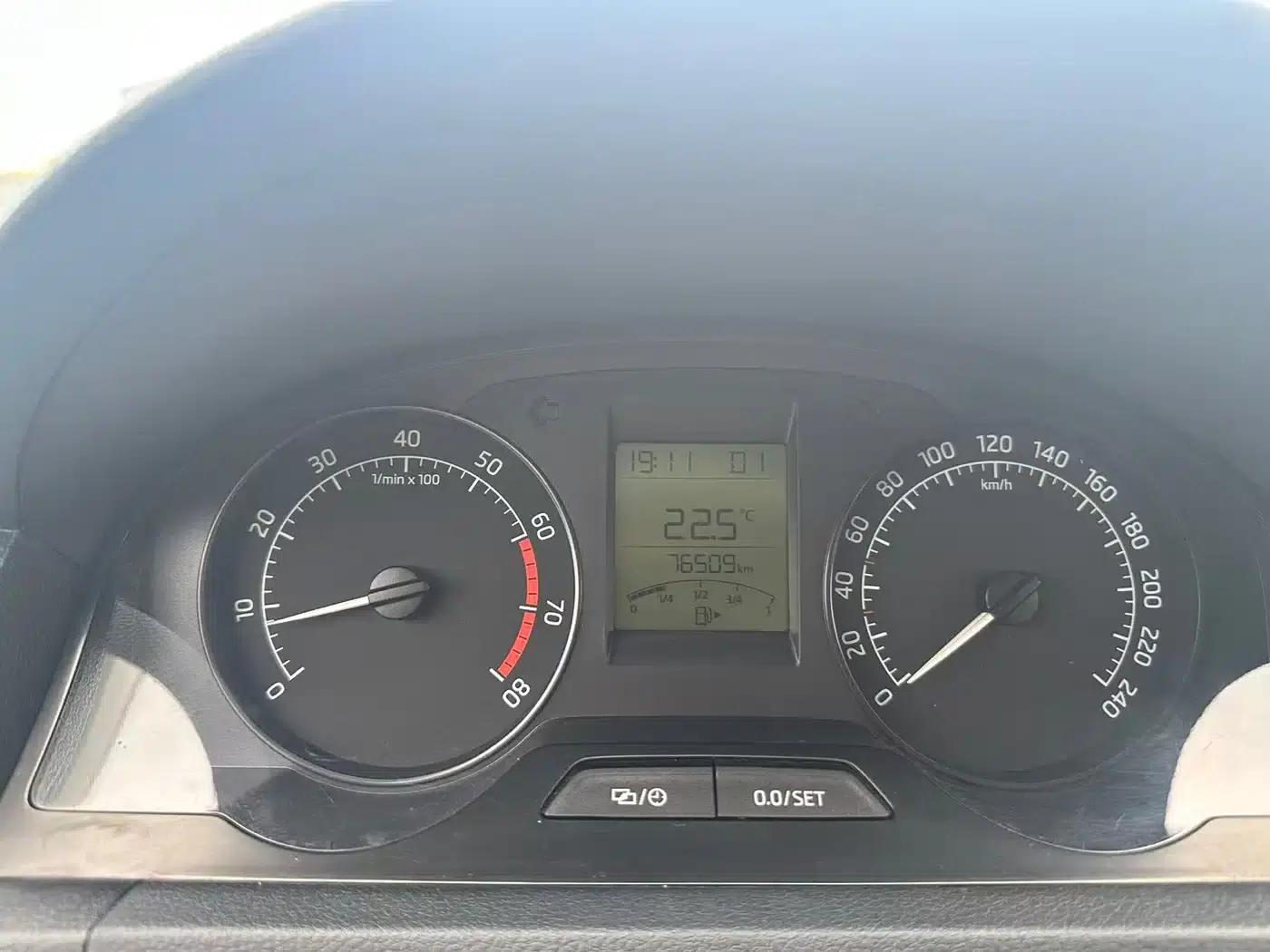 Rapid 2014 1.6L Automatic Enjoy Edition — миниатюра 14