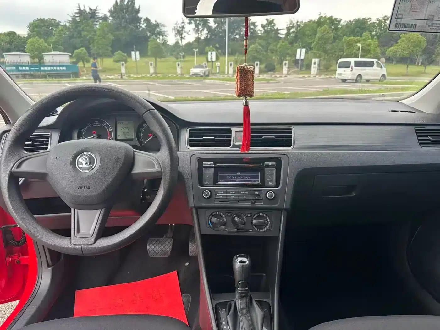 Rapid 2014 1.6L Automatic Enjoy Edition — миниатюра 10
