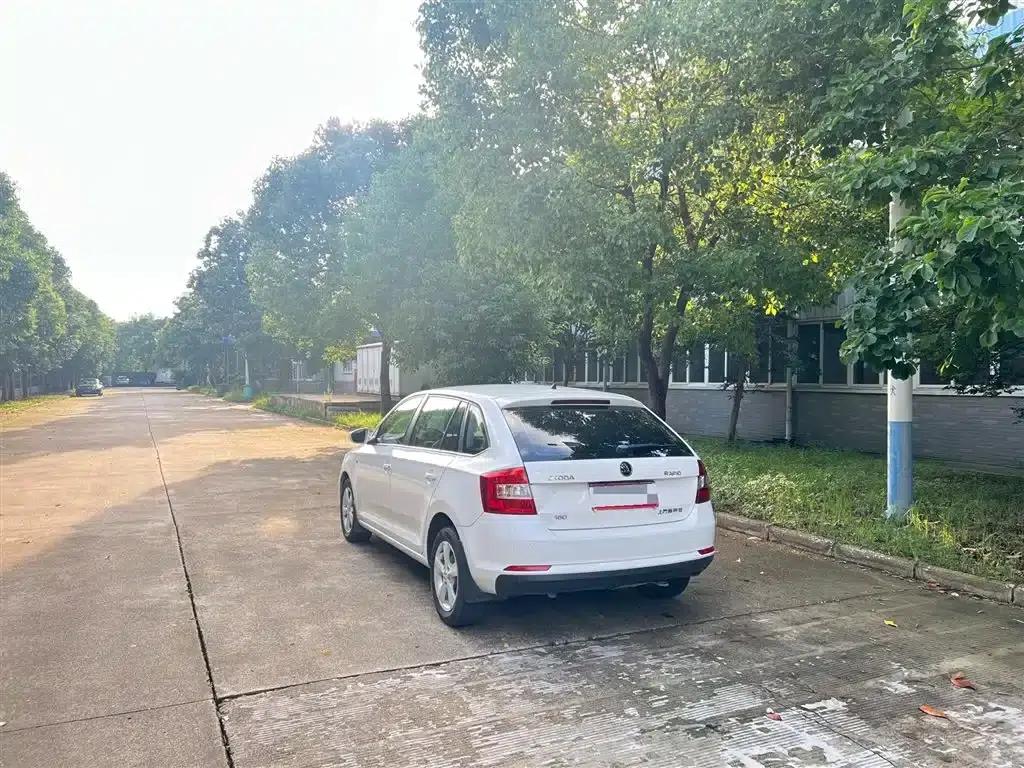 Rapid Spaceback 2016 Facelift 1.6L Automatic Comfortline — миниатюра 4