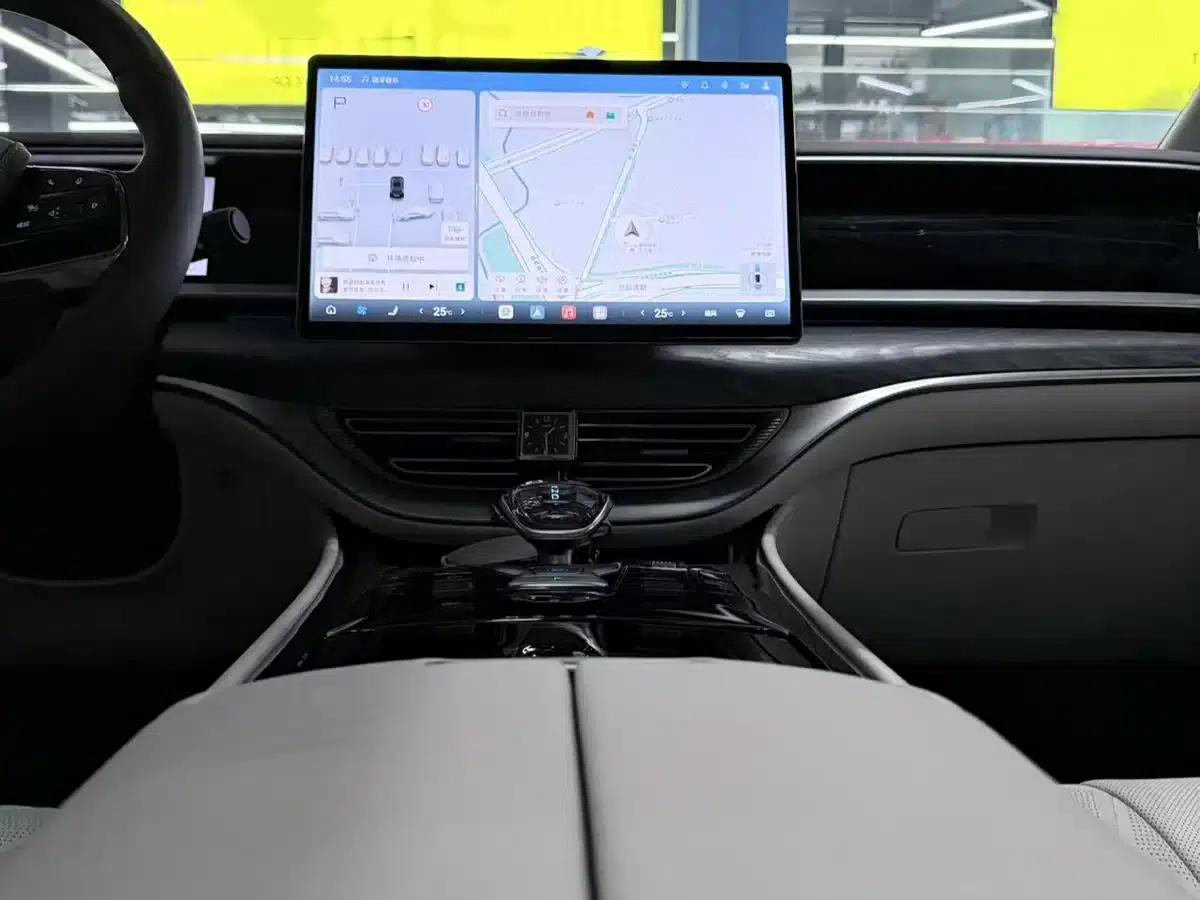 Denza D9 2025 DM-i Smart Driving Edition 1020 AWD Premium — миниатюра 16