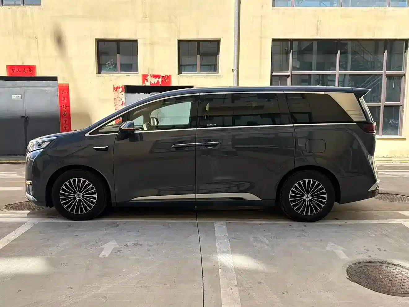 Denza D9 2025 DM-i Smart Driving Edition 1020 AWD Premium — миниатюра 3