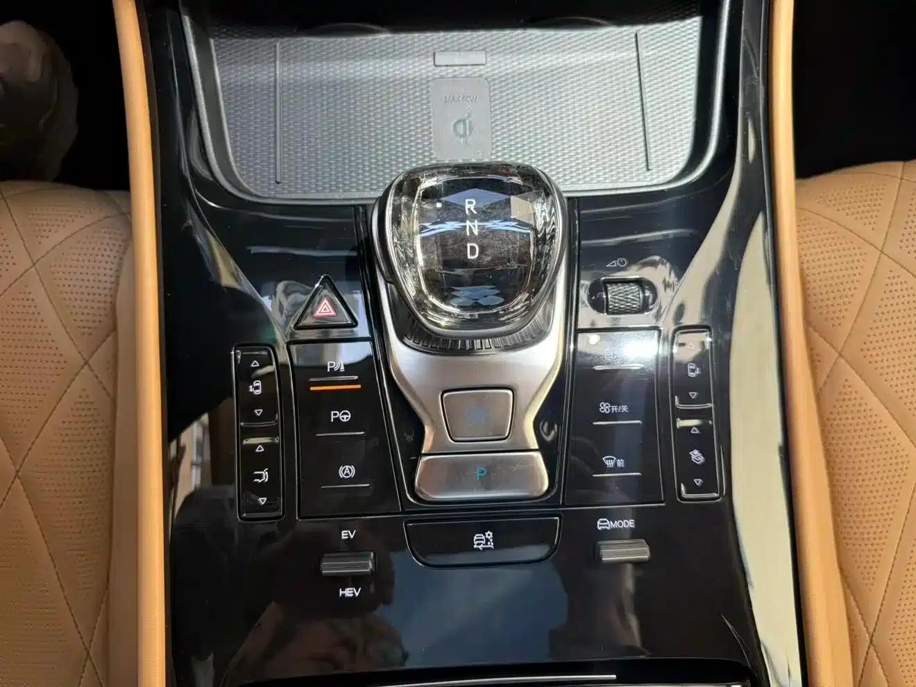 Denza D9 2025 DM-i Smart Driving Edition 1020 AWD Premium — миниатюра 6