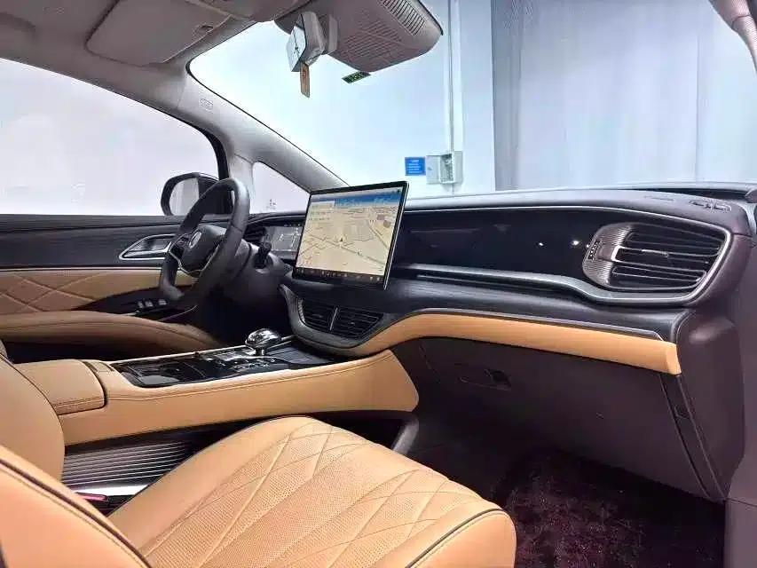 Denza D9 2024 DM-i 980 4WD Premium Edition — миниатюра 4