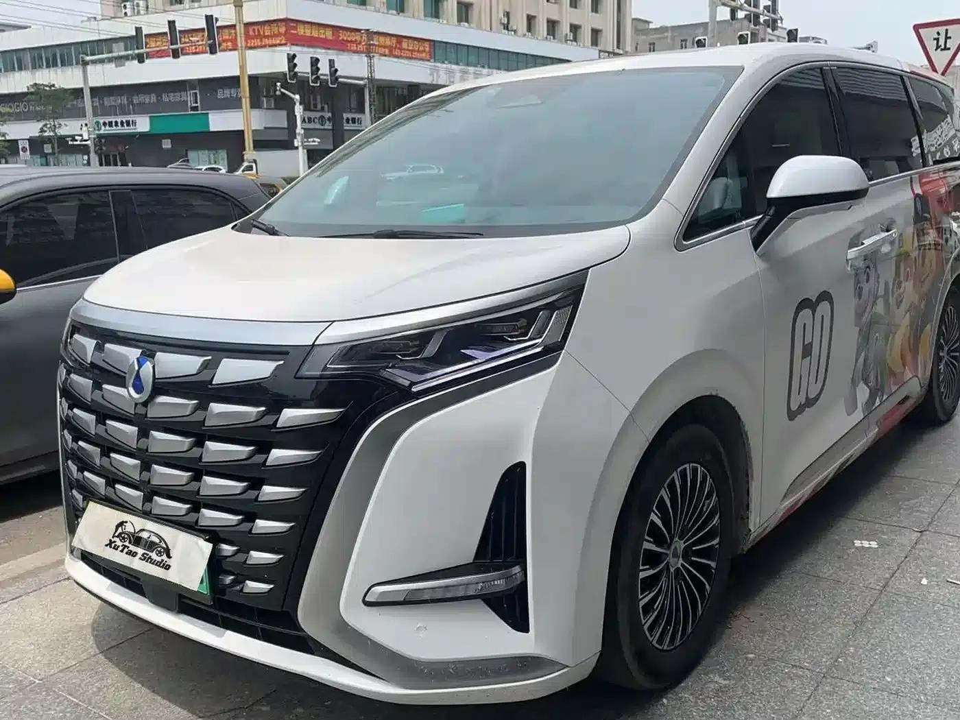 Denza D9 2022 DM-i 970 4WD Premium Edition — миниатюра 1