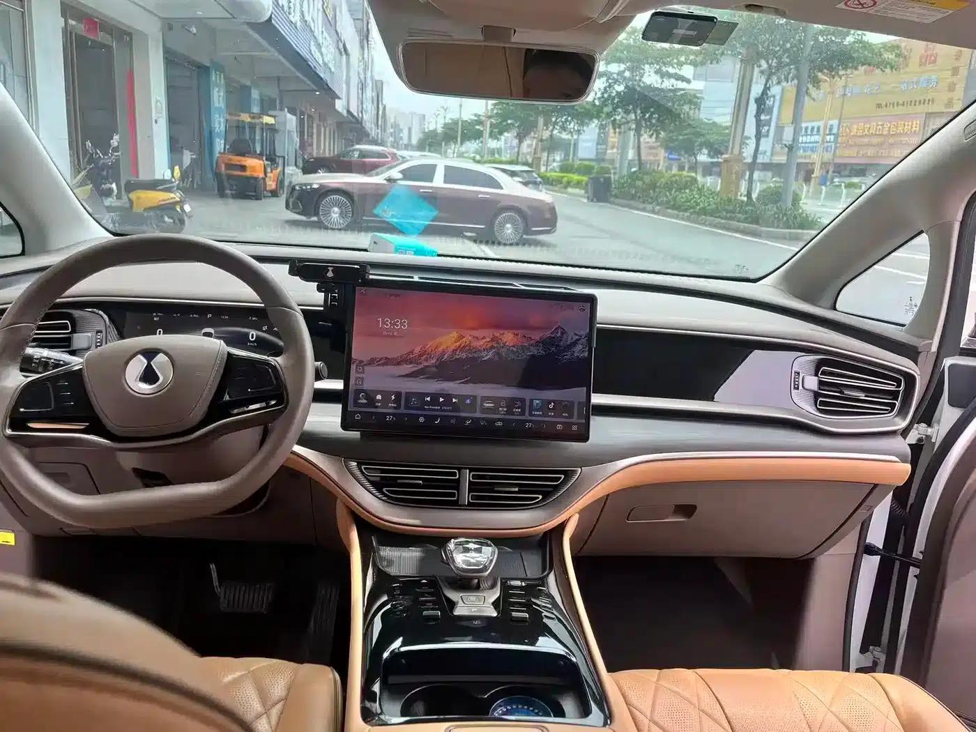 Denza D9 2022 DM-i 970 4WD Premium Edition — миниатюра 4