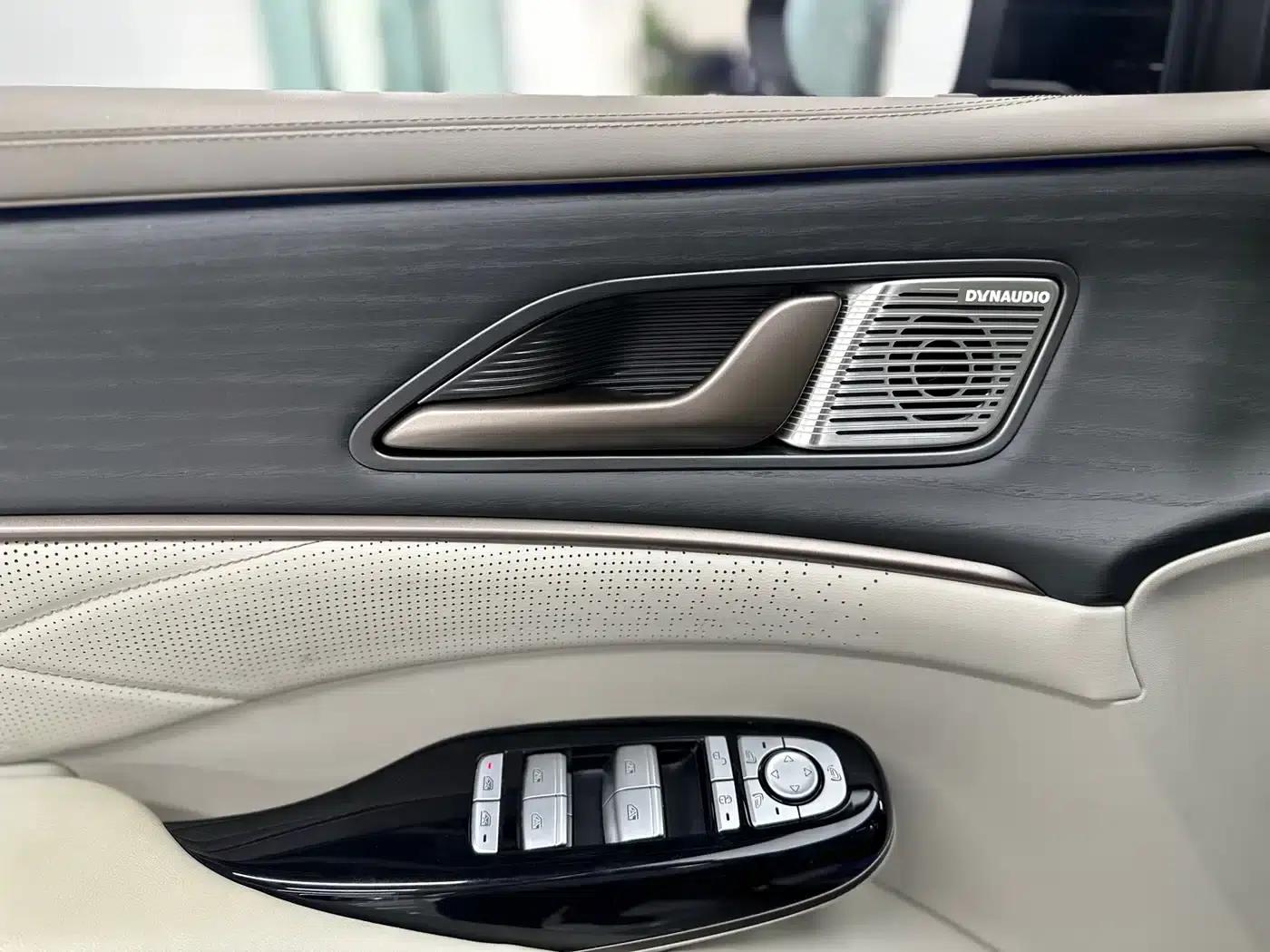 Denza D9 2022 DM-i 970 AWD Flagship Edition — миниатюра 8