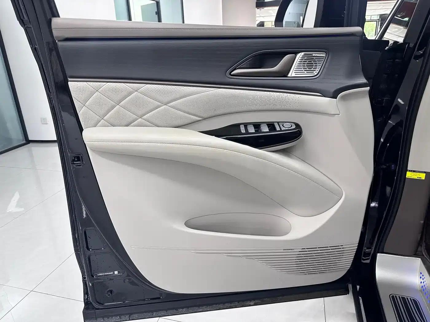 Denza D9 2022 DM-i 970 AWD Flagship Edition — миниатюра 10