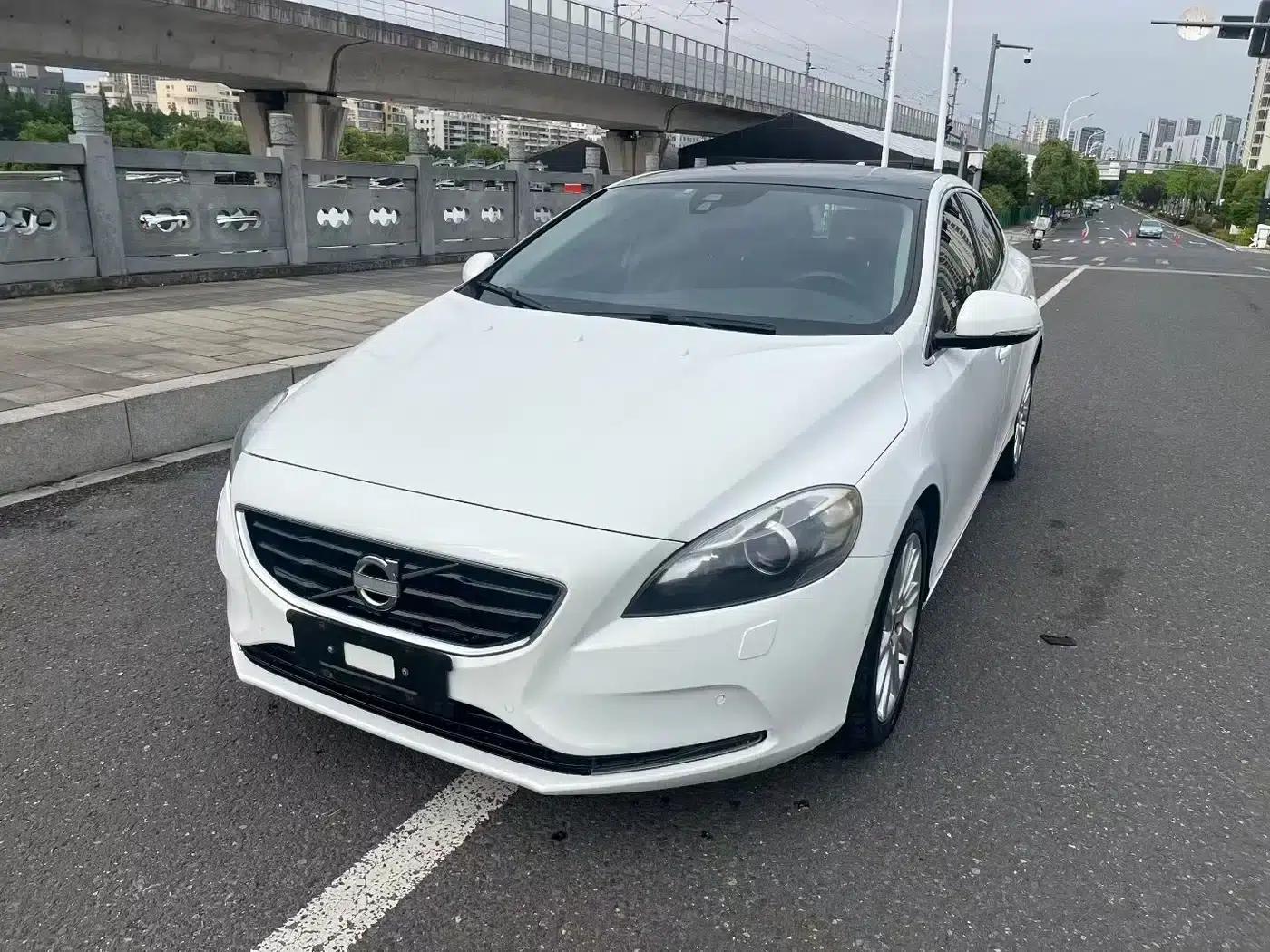 2014 Volvo V40 2.0T Smart Edition — миниатюра 1