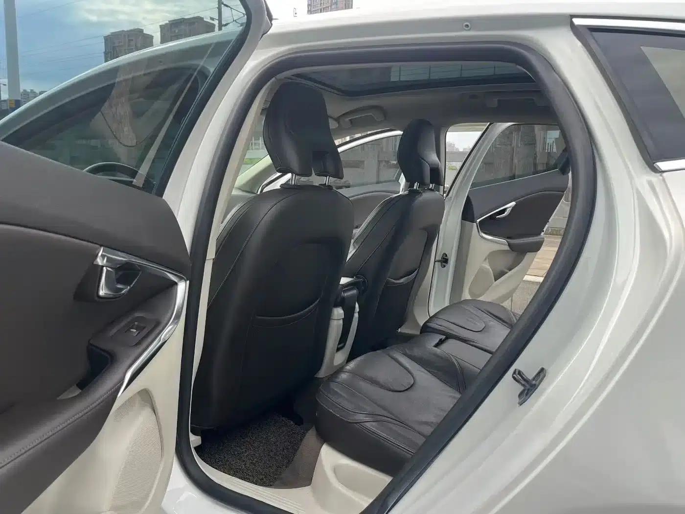 2014 Volvo V40 2.0T Smart Edition — миниатюра 5
