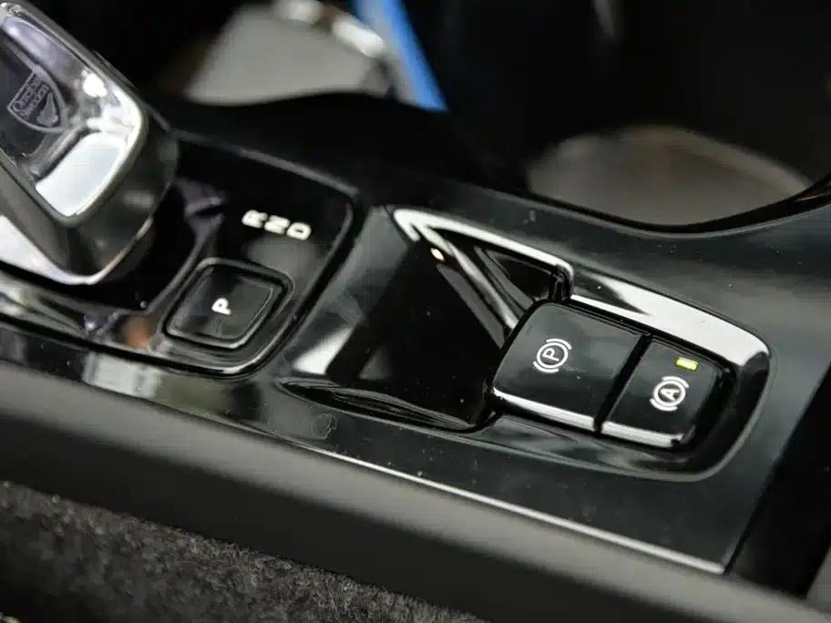 2025 Volvo XC40 B4 AWD Inscription Luxury Edition — миниатюра 11