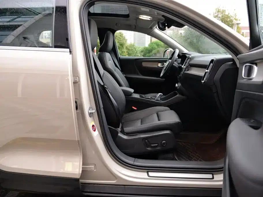 2025 Volvo XC40 B4 AWD Inscription Luxury Edition — миниатюра 15