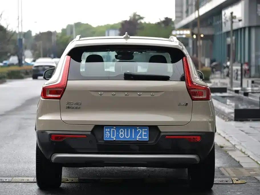 2025 Volvo XC40 B4 AWD Inscription Luxury Edition — миниатюра 3