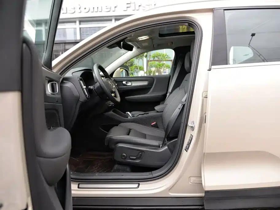 2025 Volvo XC40 B4 AWD Inscription Luxury Edition — миниатюра 4