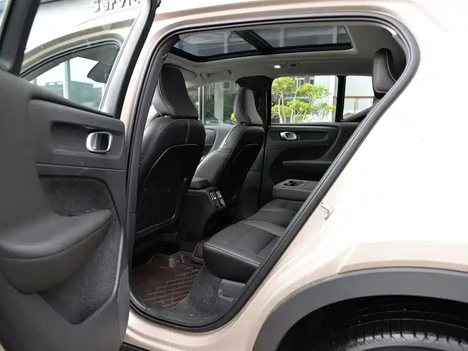 2025 Volvo XC40 B4 AWD Inscription Luxury Edition — миниатюра 5