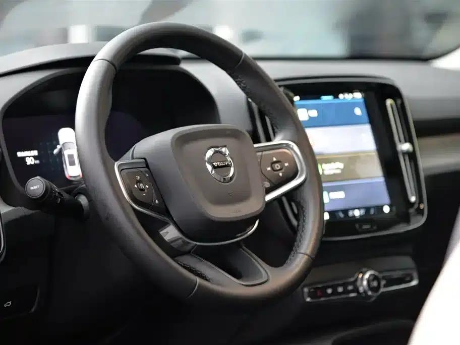 2025 Volvo XC40 B4 AWD Inscription Luxury Edition — миниатюра 6