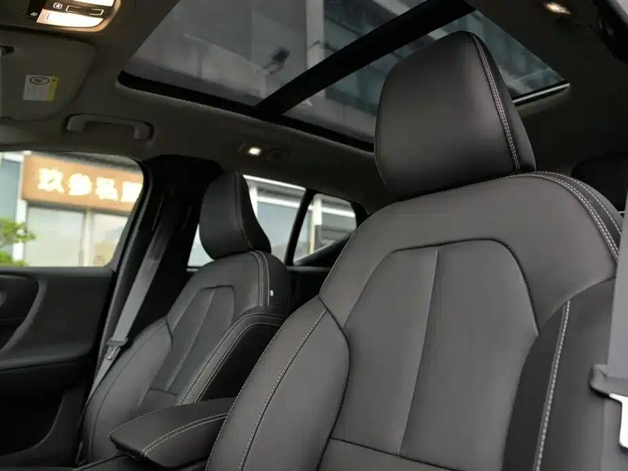 2025 Volvo XC40 B4 AWD Inscription Luxury Edition — миниатюра 10