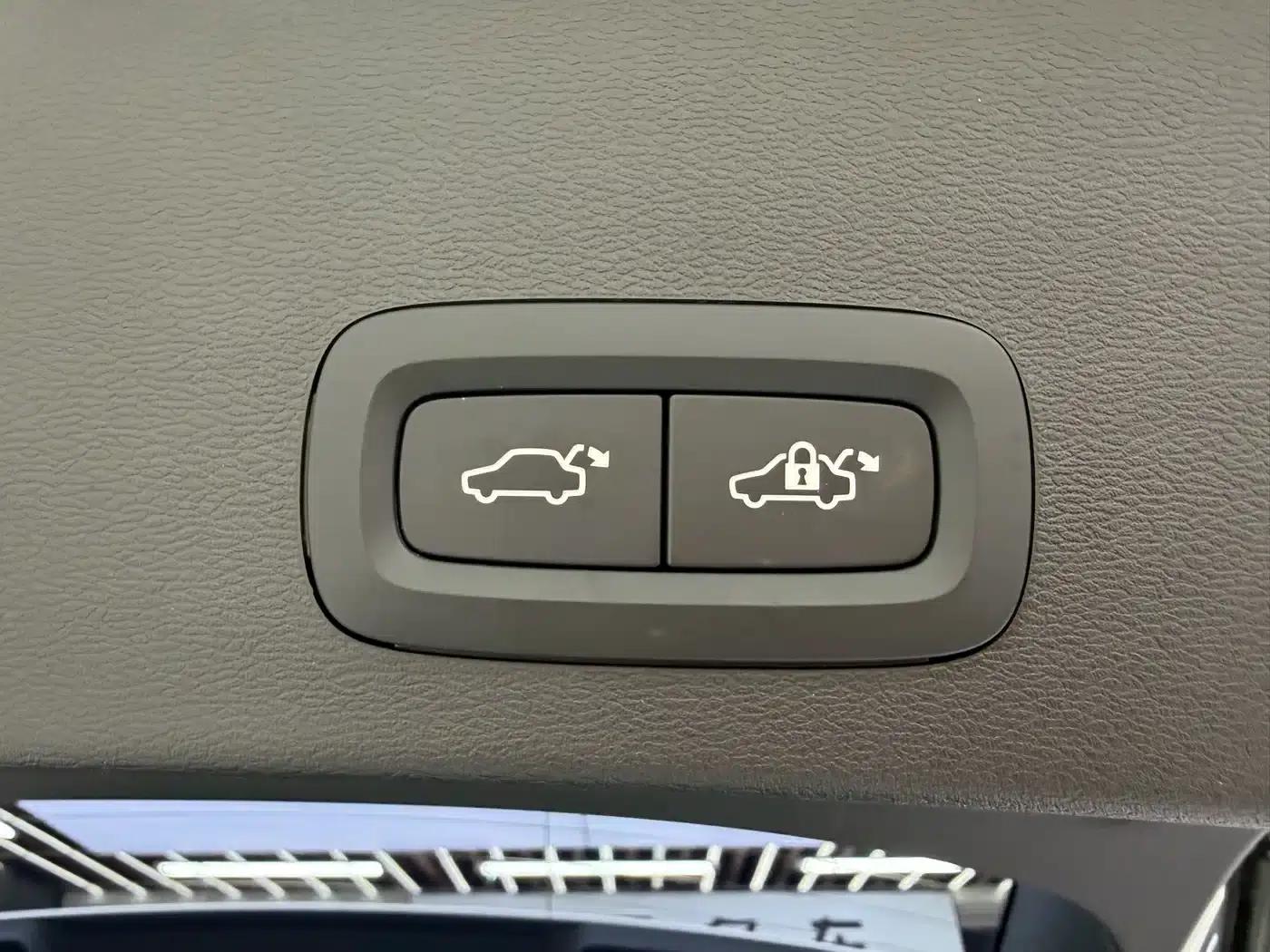 2023 Volvo XC40 B3 Smart Luxury Edition — миниатюра 13
