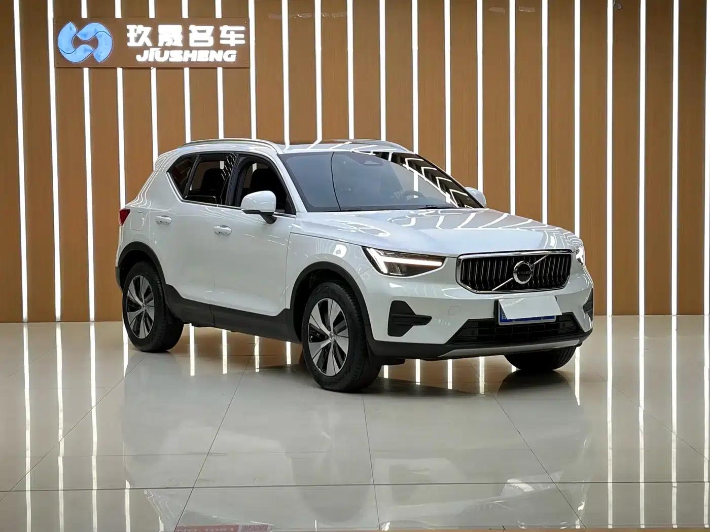 2023 Volvo XC40 B3 Smart Luxury Edition — миниатюра 3