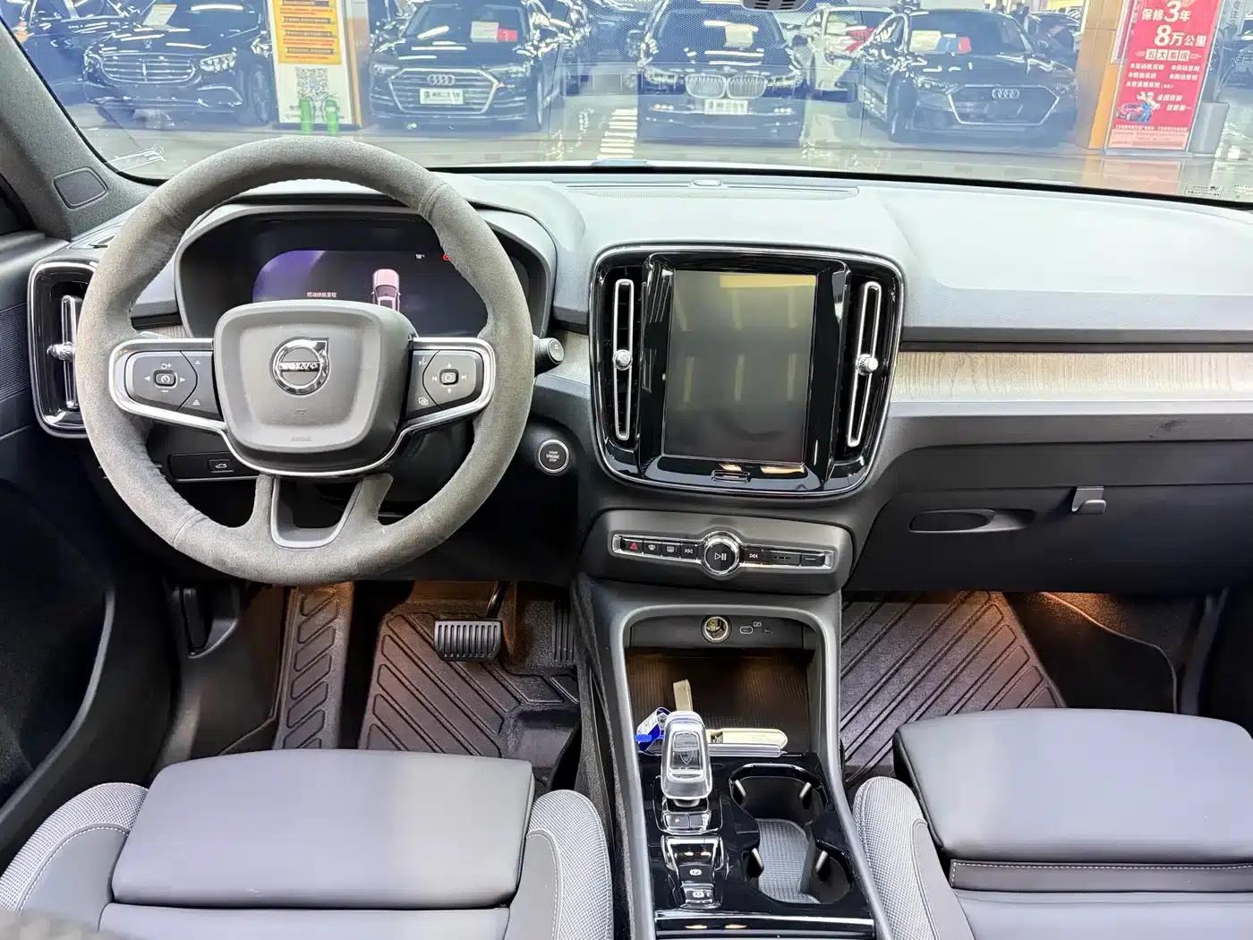 2023 Volvo XC40 B3 Smart Luxury Edition — миниатюра 5
