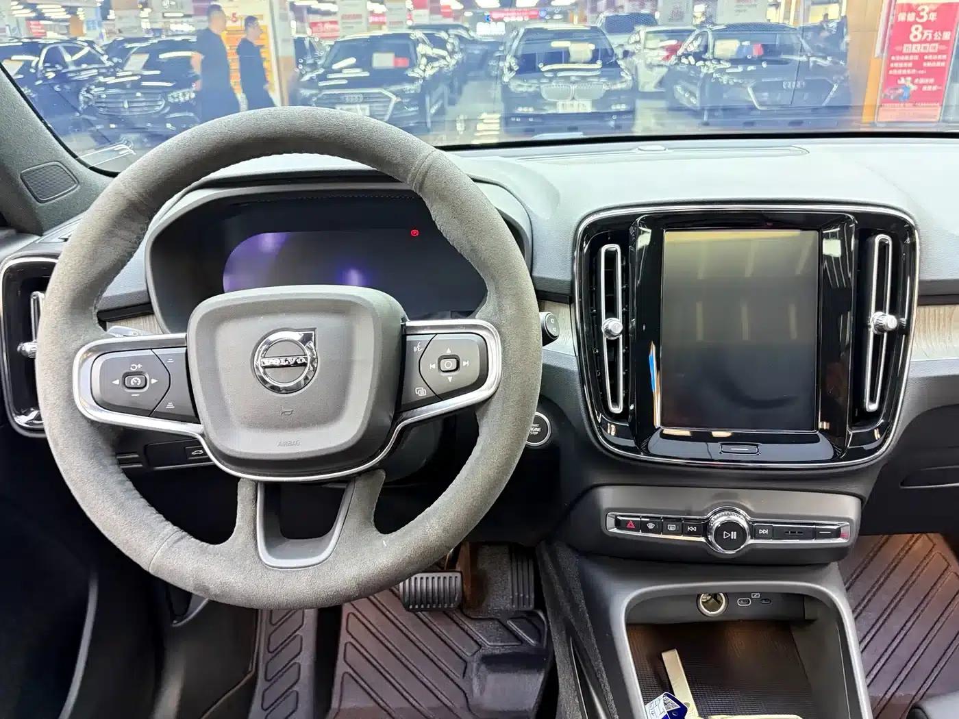 2023 Volvo XC40 B3 Smart Luxury Edition — миниатюра 6