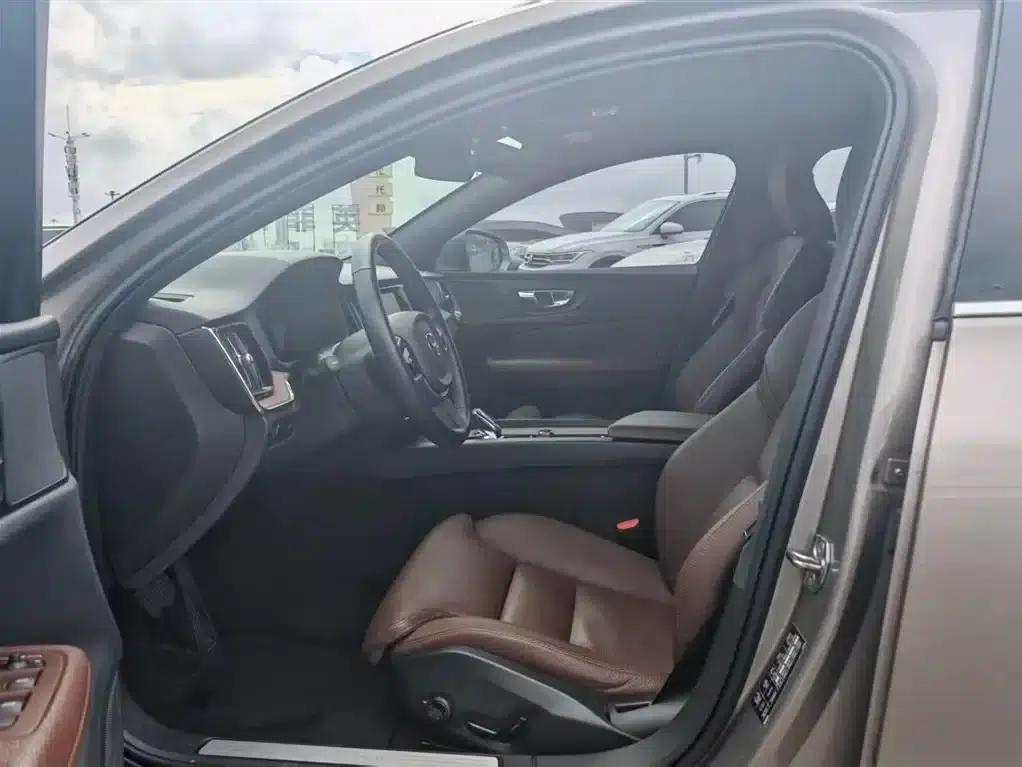 2021 Volvo V60 B5 Inscription Luxury Edition — миниатюра 6