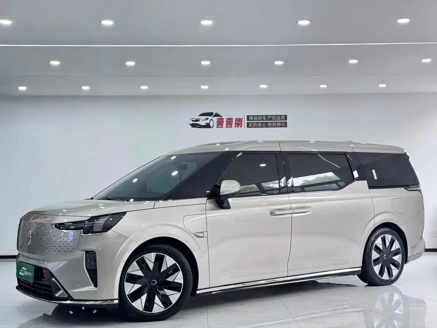 Volvo EM90 2025 Ultra 6-seater — миниатюра 1