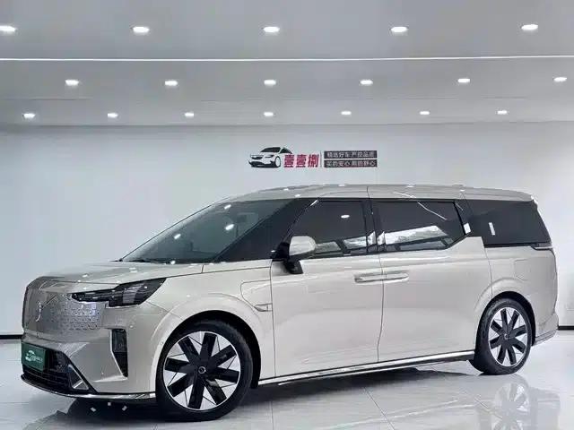 Volvo EM90 2025 Ultra 6-seater