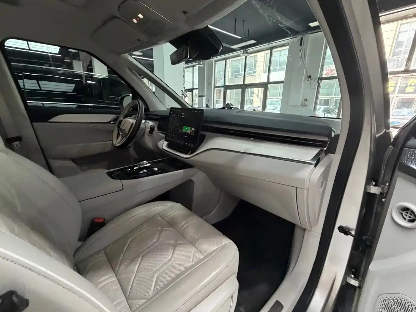 Volvo EM90 2025 Ultra 6-seater — миниатюра 11