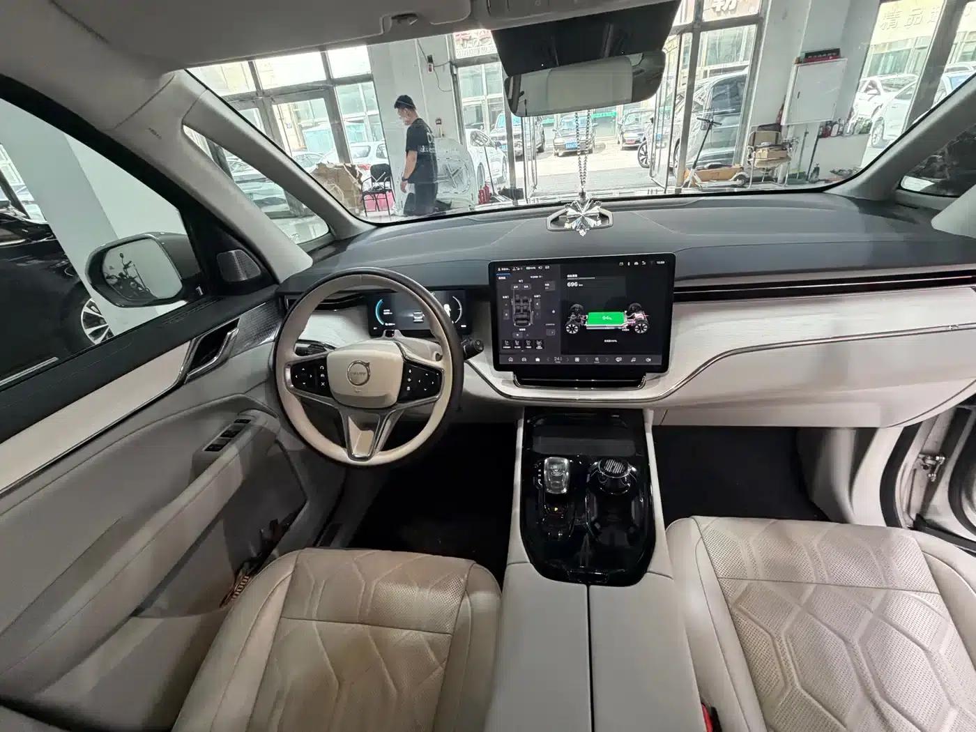Volvo EM90 2025 Ultra 6-seater — миниатюра 12