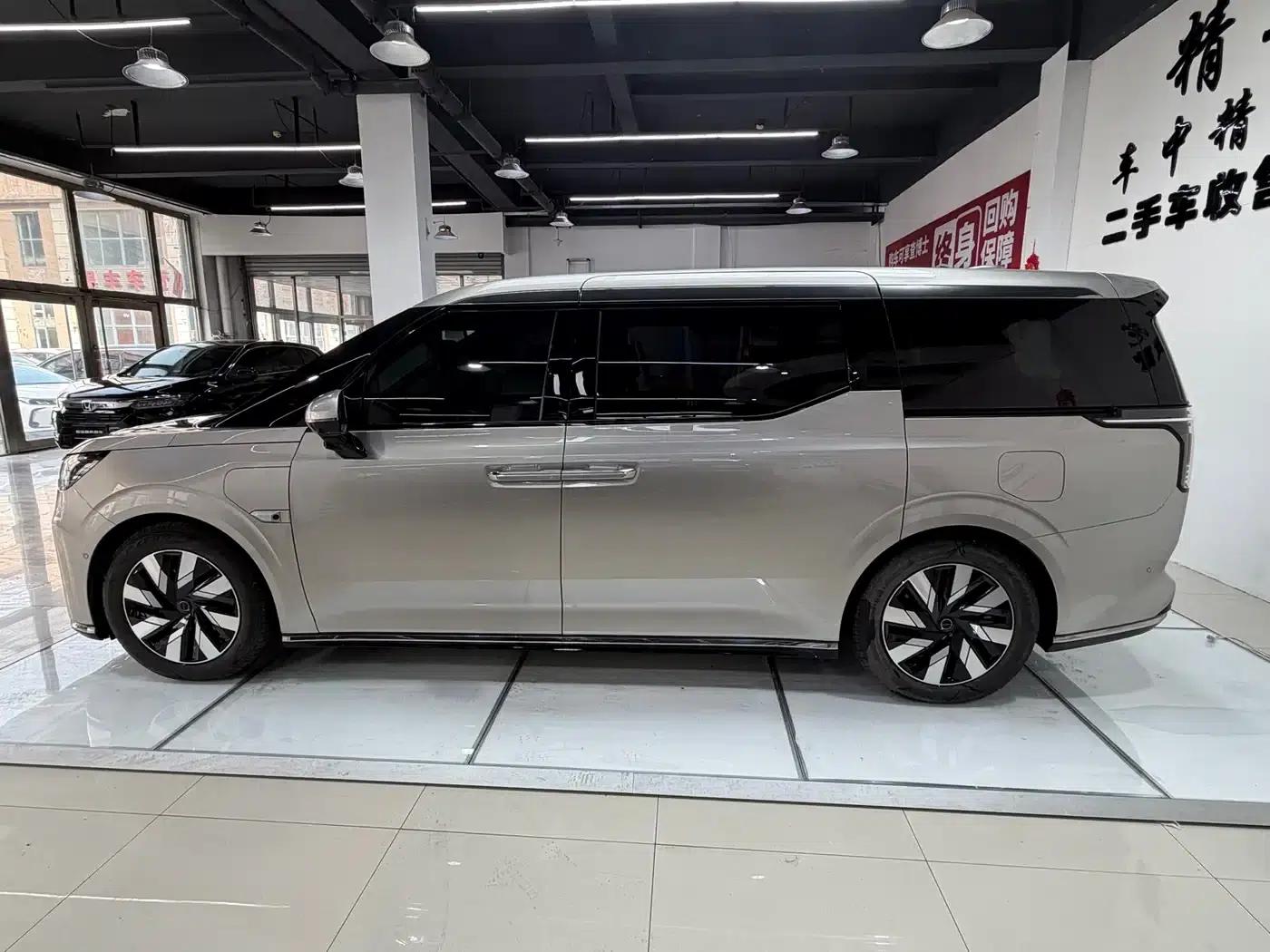 Volvo EM90 2025 Ultra 6-seater — миниатюра 4