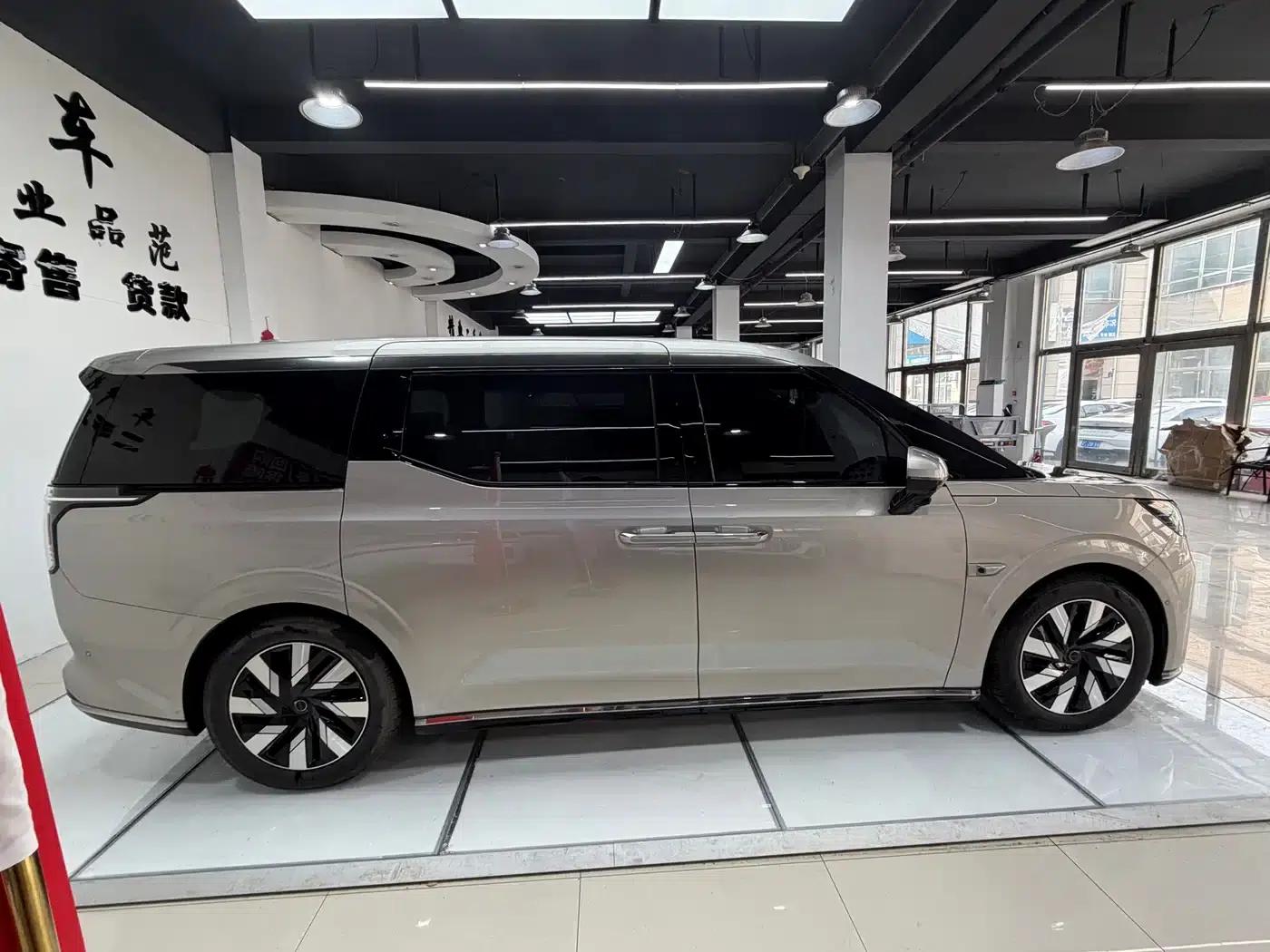 Volvo EM90 2025 Ultra 6-seater — миниатюра 5