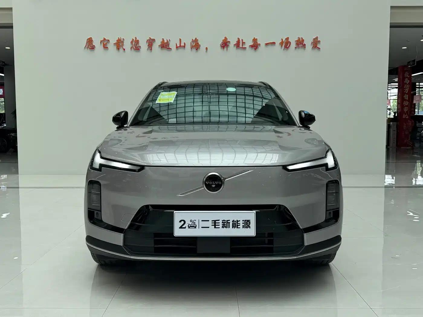 2026 Volvo XC70 Plug-in Hybrid, All-Wheel Drive, Extended Range Plus — миниатюра 2