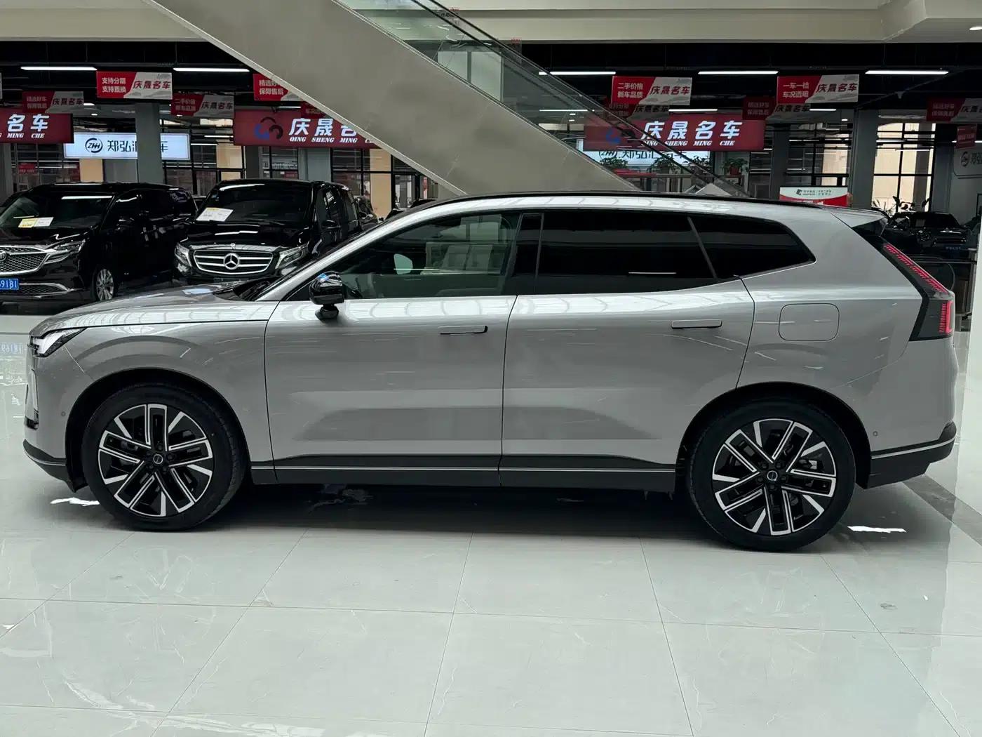 2026 Volvo XC70 Plug-in Hybrid, All-Wheel Drive, Extended Range Plus — миниатюра 13