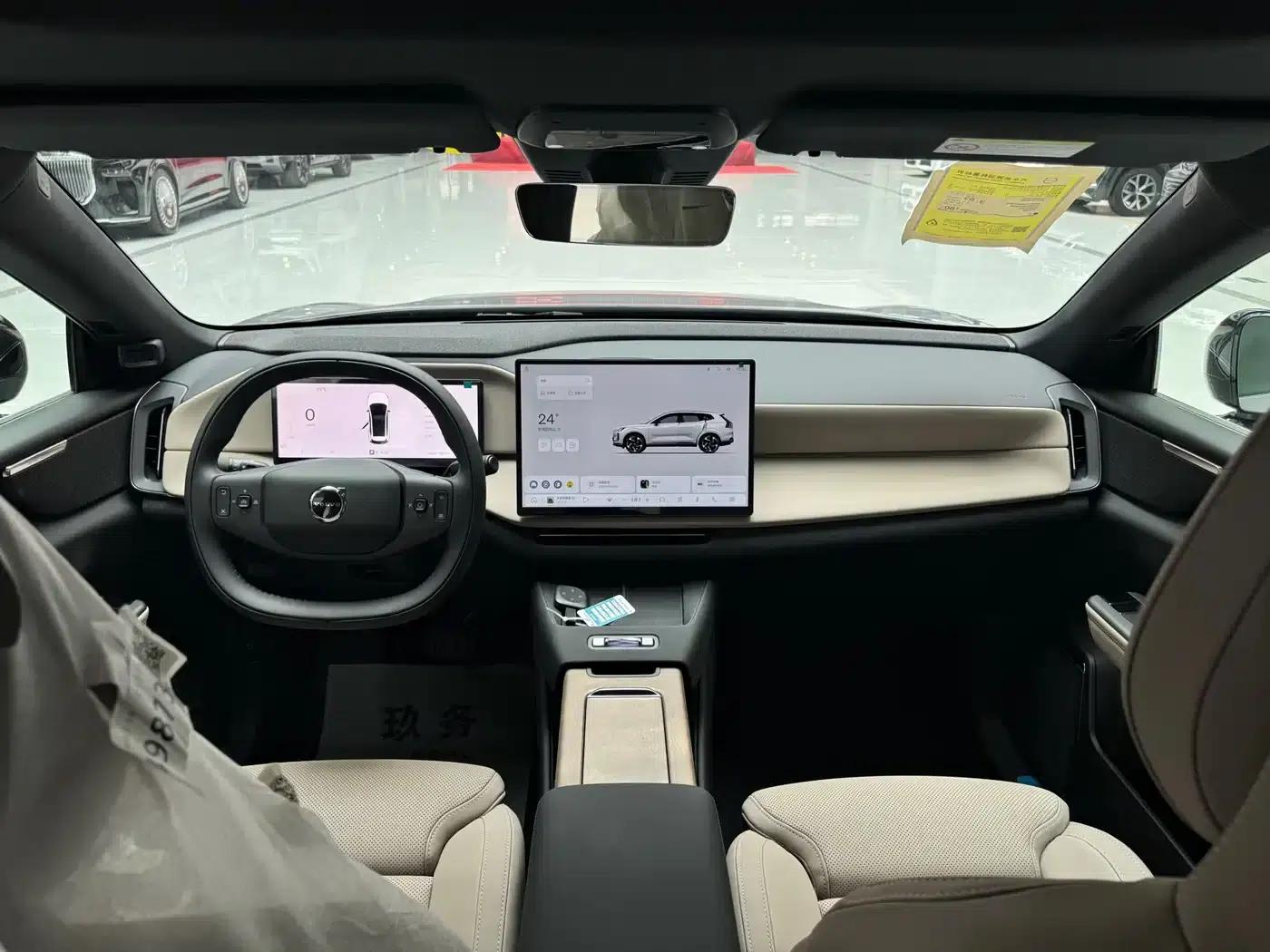 2026 Volvo XC70 Plug-in Hybrid, All-Wheel Drive, Extended Range Plus — миниатюра 6