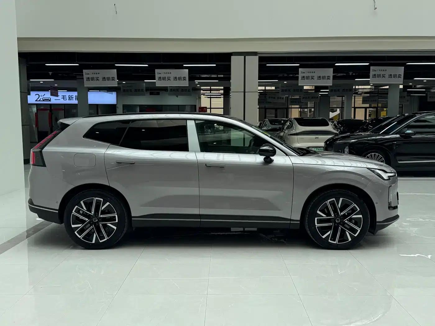 2026 Volvo XC70 Plug-in Hybrid, All-Wheel Drive, Extended Range Plus — миниатюра 9