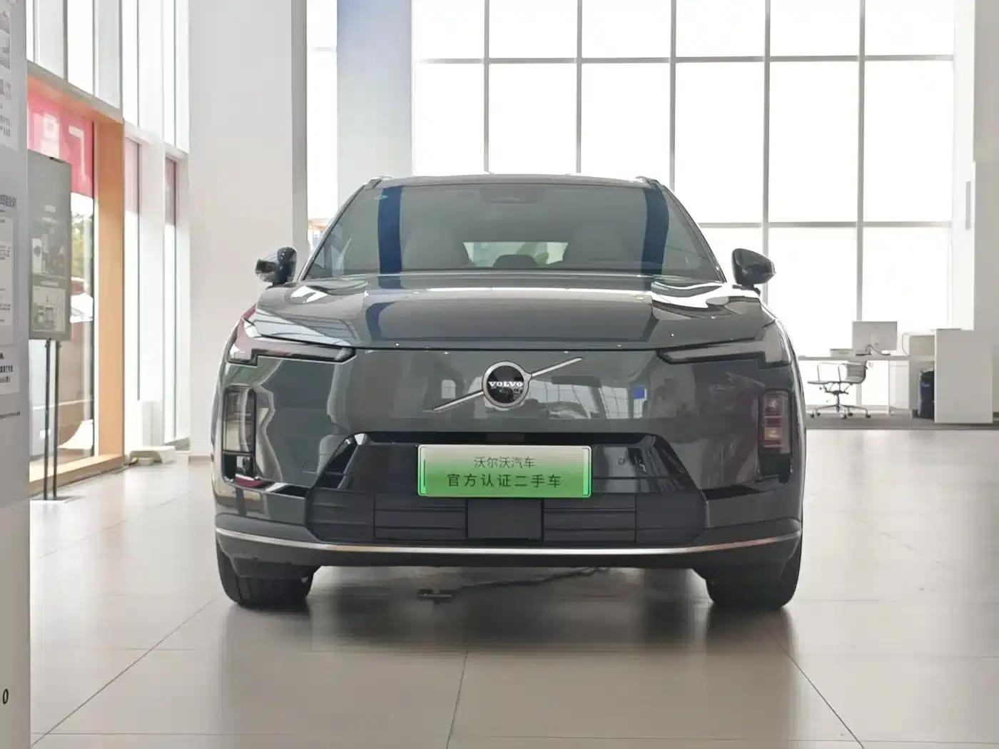 2026 Volvo XC70 Plug-in Hybrid, All-Wheel Drive, Ultra Range — миниатюра 2