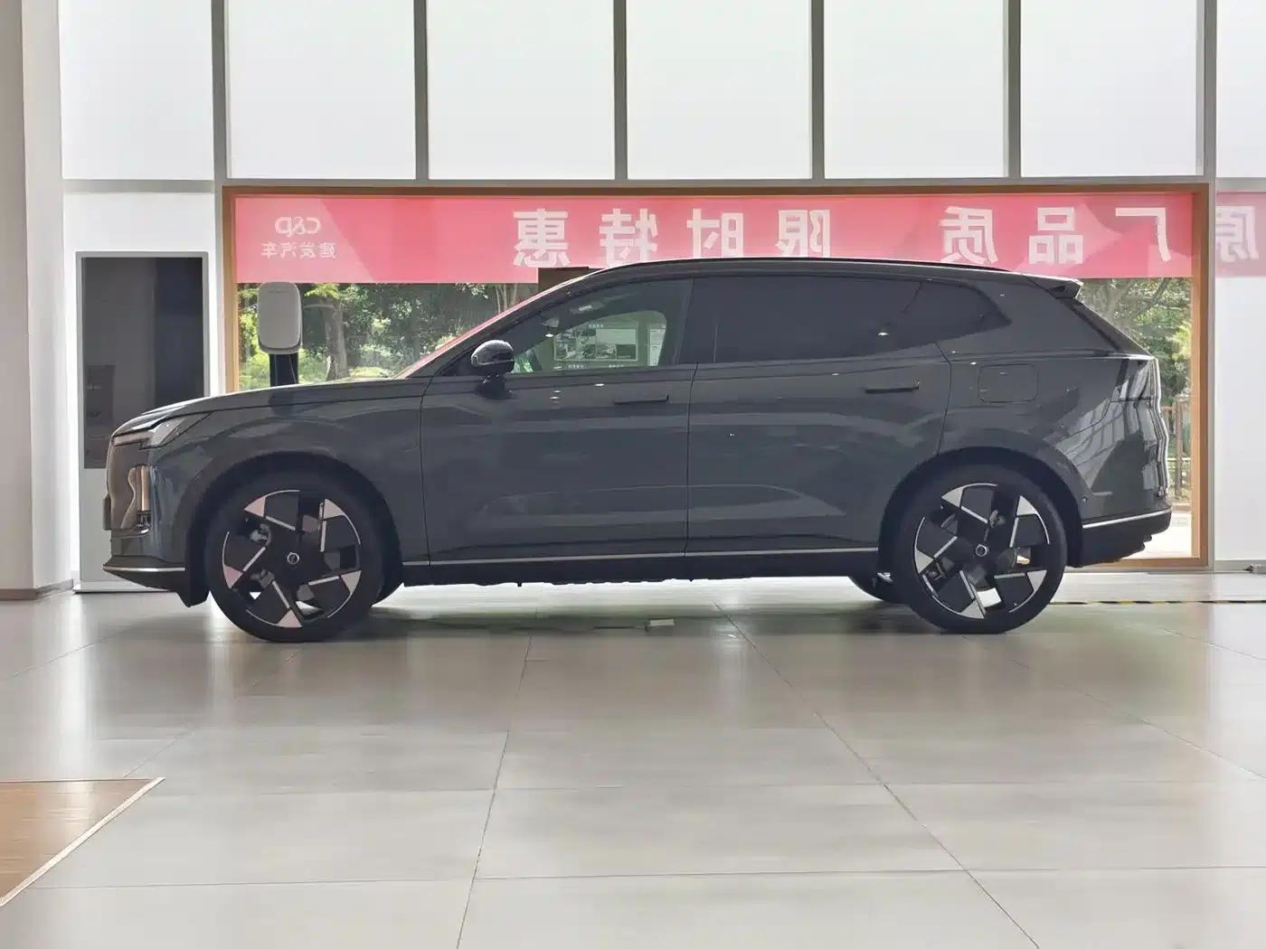 2026 Volvo XC70 Plug-in Hybrid, All-Wheel Drive, Ultra Range — миниатюра 3