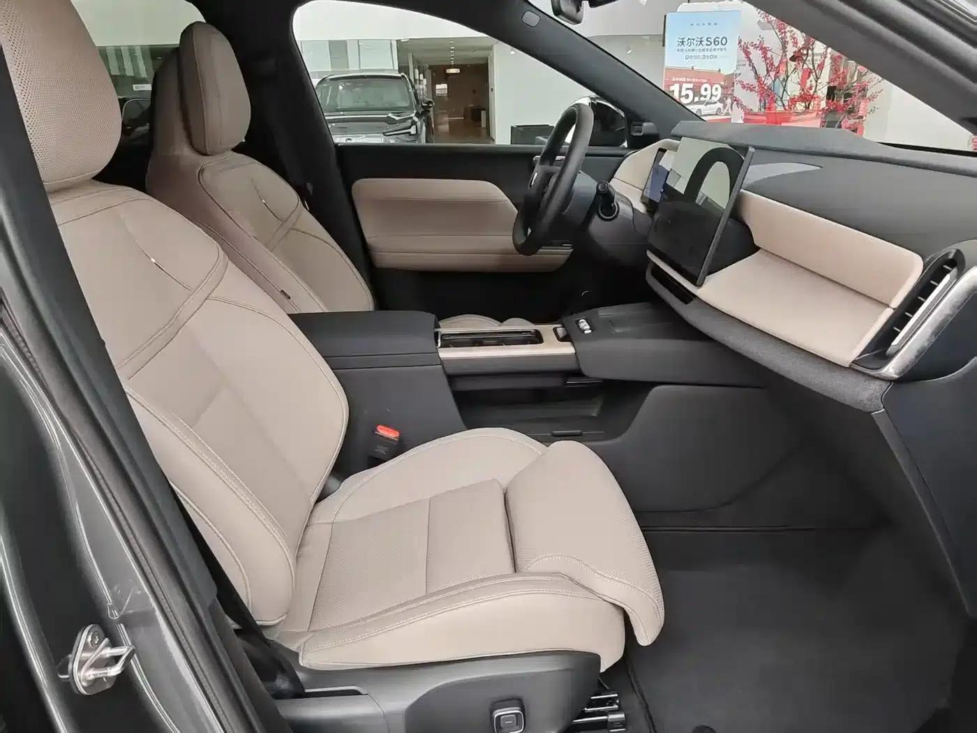 2026 Volvo XC70 Plug-in Hybrid, All-Wheel Drive, Ultra Range — миниатюра 6
