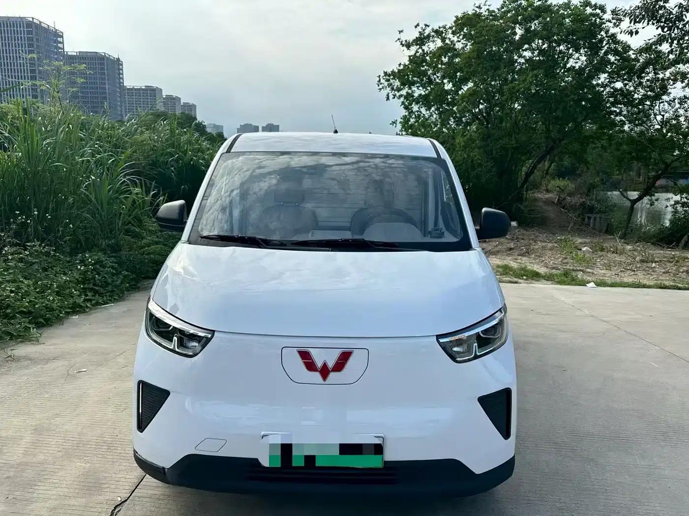 Wuling Yangguang 2024 Model 300km Practical Closed-Window Version 60kW — миниатюра 2