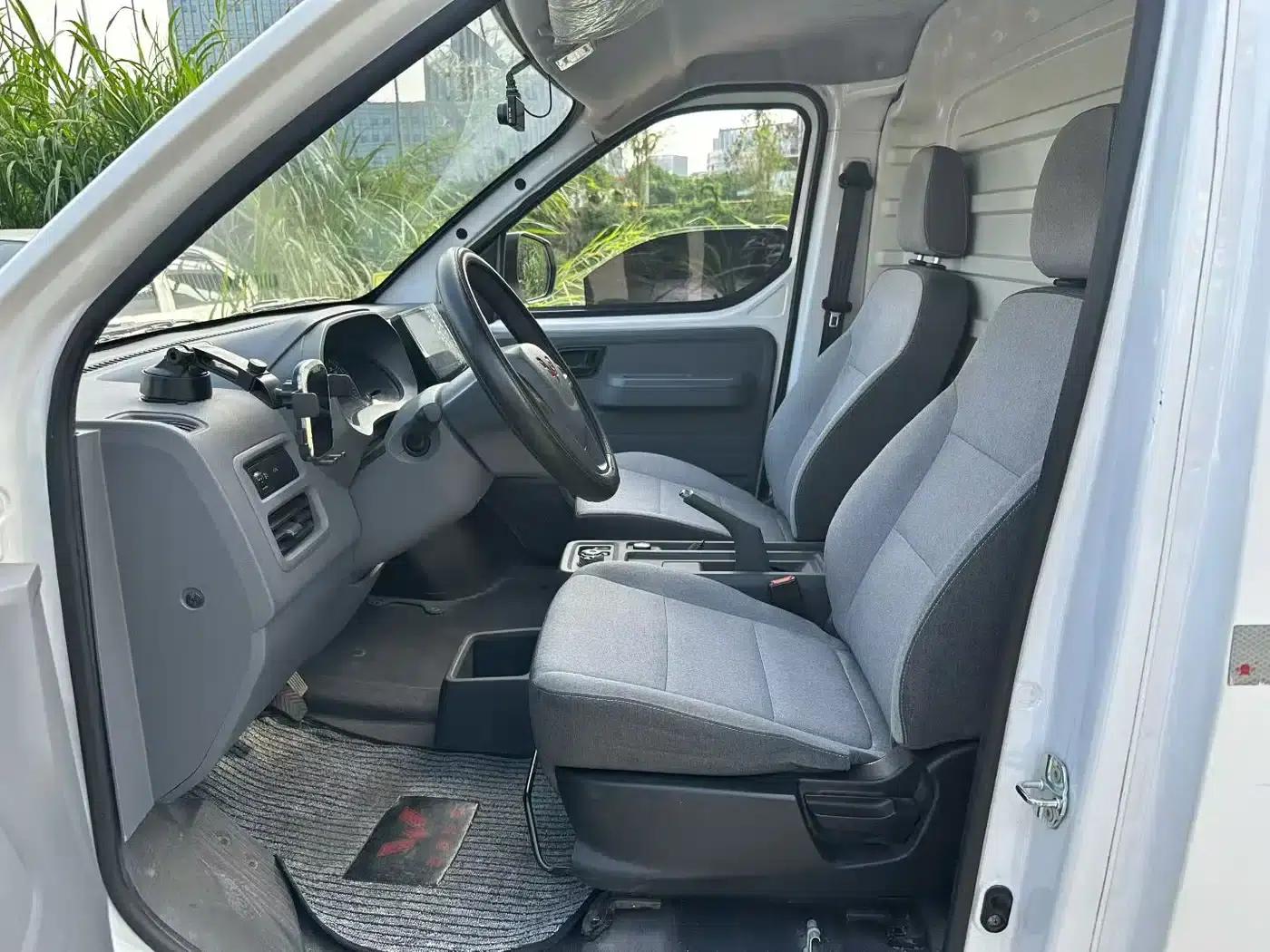 Wuling Yangguang 2024 Model 300km Practical Closed-Window Version 60kW — миниатюра 4