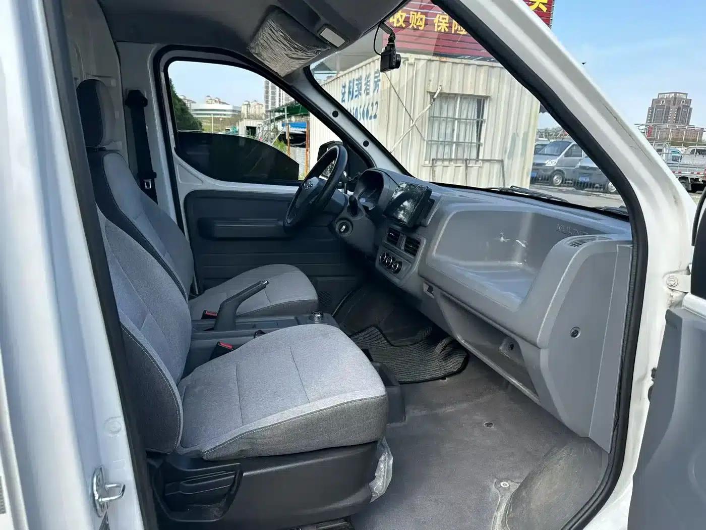 Wuling Yangguang 2024 Model 300km Practical Closed-Window Version 60kW — миниатюра 5